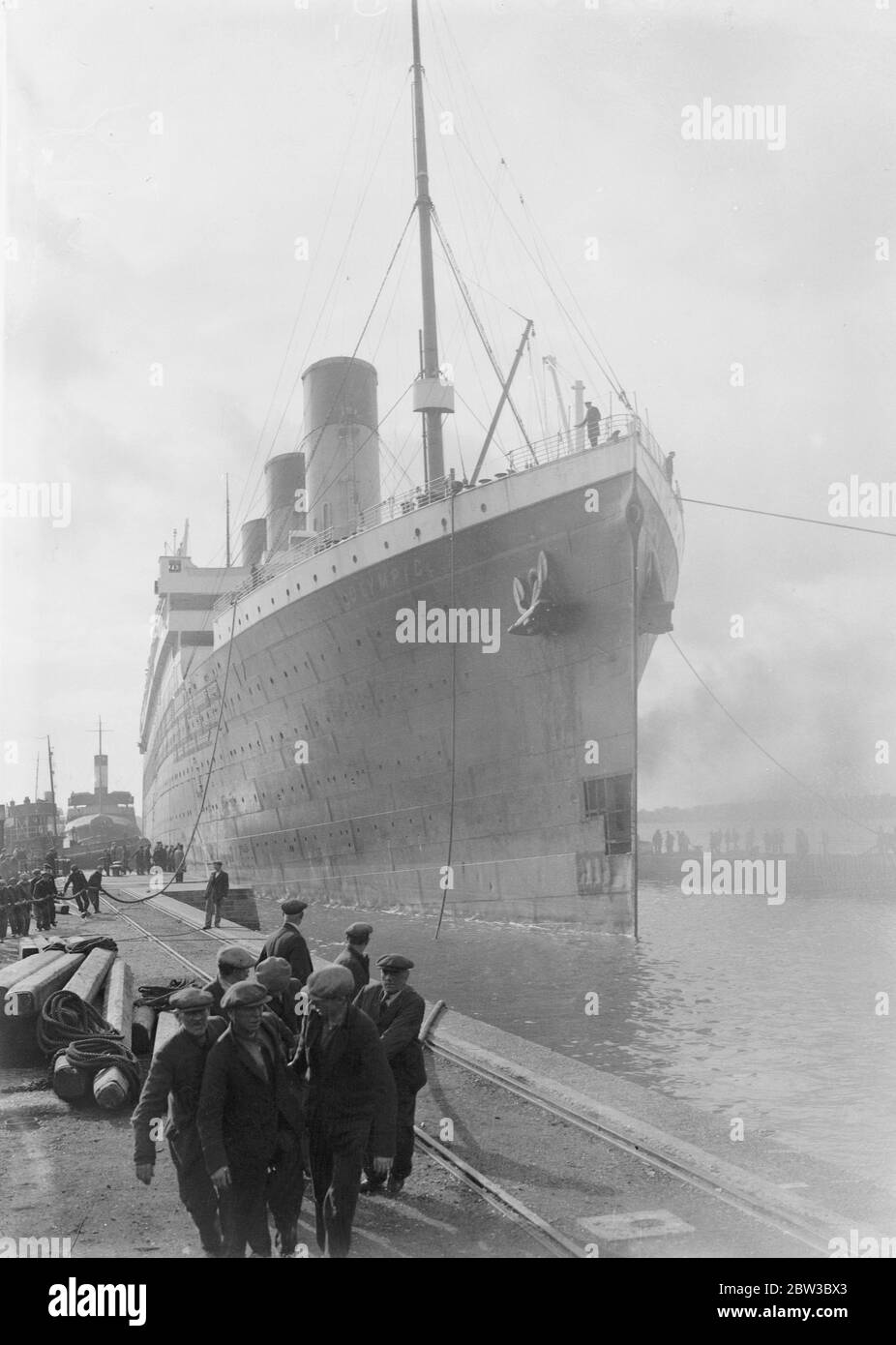 Le paquebot olympique va dans un quai sec . 24 octobre 1934 Banque D'Images