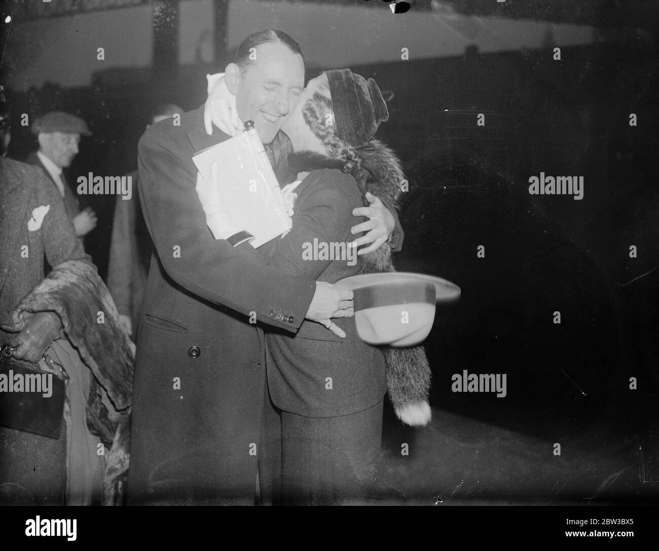 Les acteurs britanniques , Cicely Courtneidge et Jack Hulbert se saluent à Waterloo Station , Londres . 25 octobre 1934 . Banque D'Images
