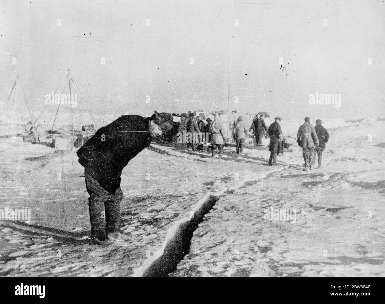 SS Chelyuskin , un navire à vapeur soviétique envoyé dans une expédition pour naviguer à travers la glace polaire le long de la route maritime du Nord de Mourmansk à Vladivostok , est devenu la glace dans les eaux arctiques pendant la navigation . Il a été pris dans les champs de glace en septembre. Après cela, il a dérivé dans le bloc de glace avant de s'enfoncer le 13 février 1934, écrasé par les icepacks près de l'île Kolyuchin dans la mer des Chukchi . L'équipage a réussi à s'échapper sur la glace et a construit une piste d'atterrissage de fortune en utilisant seulement quelques bêches , des pelles à glace et deux barres de pied de biche , qui ont aidé au sauvetage de l'équipage . Cinquante trois hommes ont marché Banque D'Images