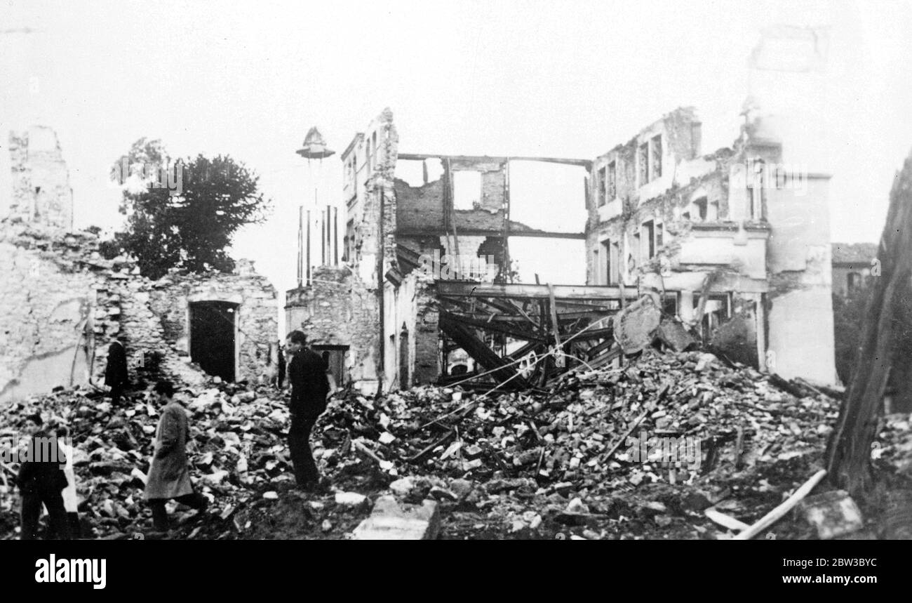 Les conséquences de la rébellion espagnole . Oviedo , la capitale de la province espagnole des Asturies , se trouve en ruines . La ville vient d'être reprise par des troupes loyales , après avoir été entre les mains des rebelles . . 27 octobre 1934 Banque D'Images