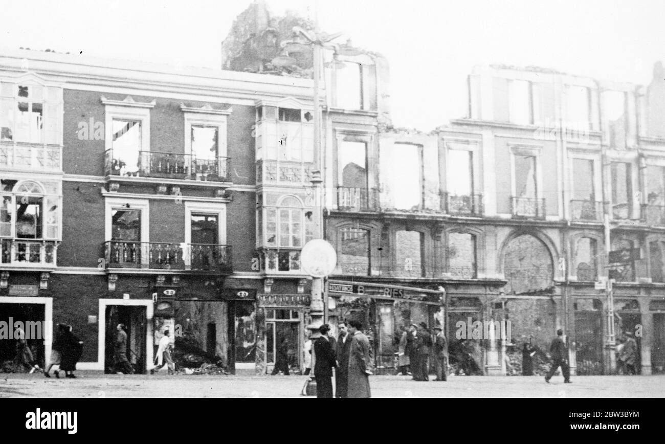 Les conséquences de la rébellion espagnole . Oviedo , la capitale de la province espagnole des Asturies , se trouve en ruines . La ville vient d'être reprise par des troupes loyales , après avoir été entre les mains des rebelles . . 27 octobre 1934 Banque D'Images