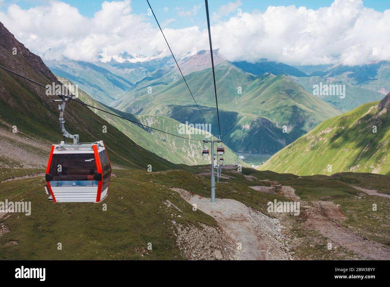 Vues d'été sur les paysages du Caucase depuis le téléphérique de 7,5 km Kobi-Gudauri, reliant les stations de ski de Kobi et Gudauri. Ouvert en janvier 2019, équipement Poma Banque D'Images