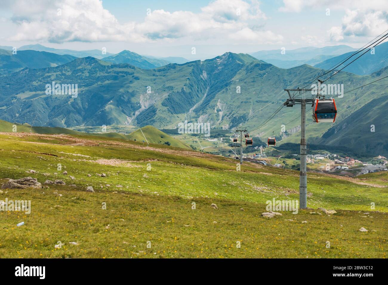 Vues d'été sur les paysages du Caucase depuis le téléphérique de 7,5 km Kobi-Gudauri, reliant les stations de ski de Kobi et Gudauri. Ouvert en janvier 2019, équipement Poma Banque D'Images