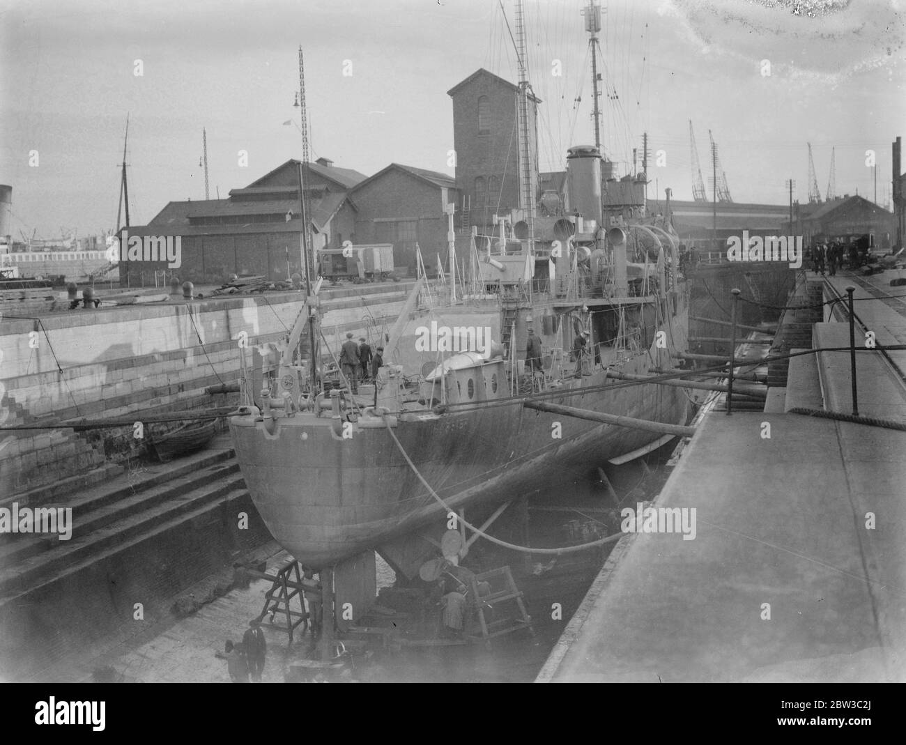 HMS Harrier , le nouveau minesweeper britannique de la classe Halcyon , presque achevé sur le quai sec de Southampton . 30 octobre 1934 Banque D'Images