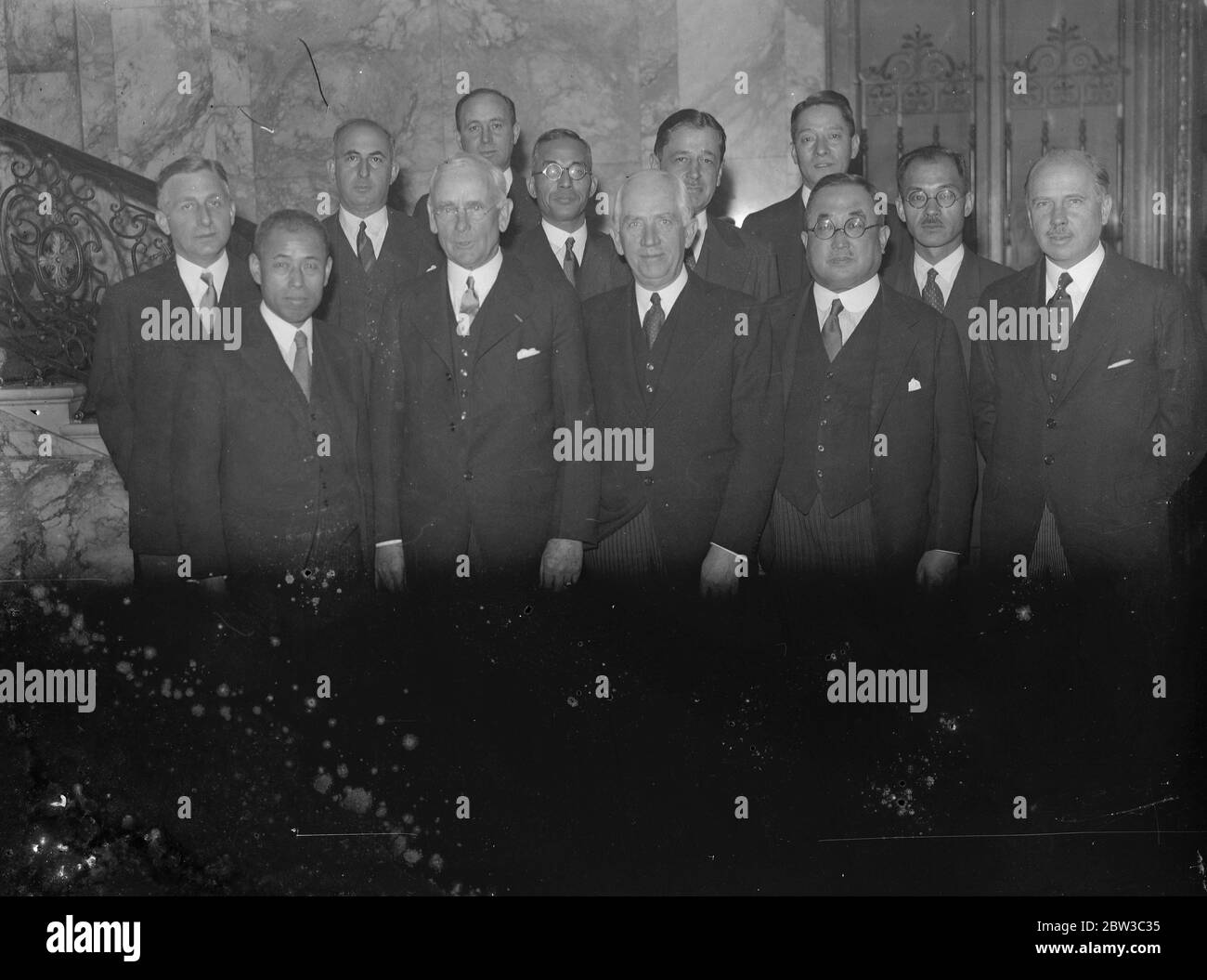 La délégation navale américaine et japonaise se réunit à Londres . Parmi eux, l'amiral Yamamoto . 31 octobre 1934 Banque D'Images
