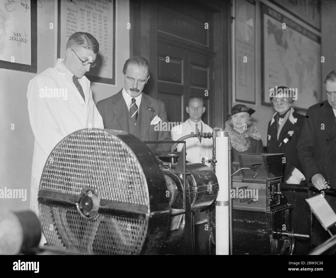 Col E E B Mackintosh , directeur du Musée des Sciences , à l'exposition sur le caoutchouc . 1er novembre 1934 Banque D'Images