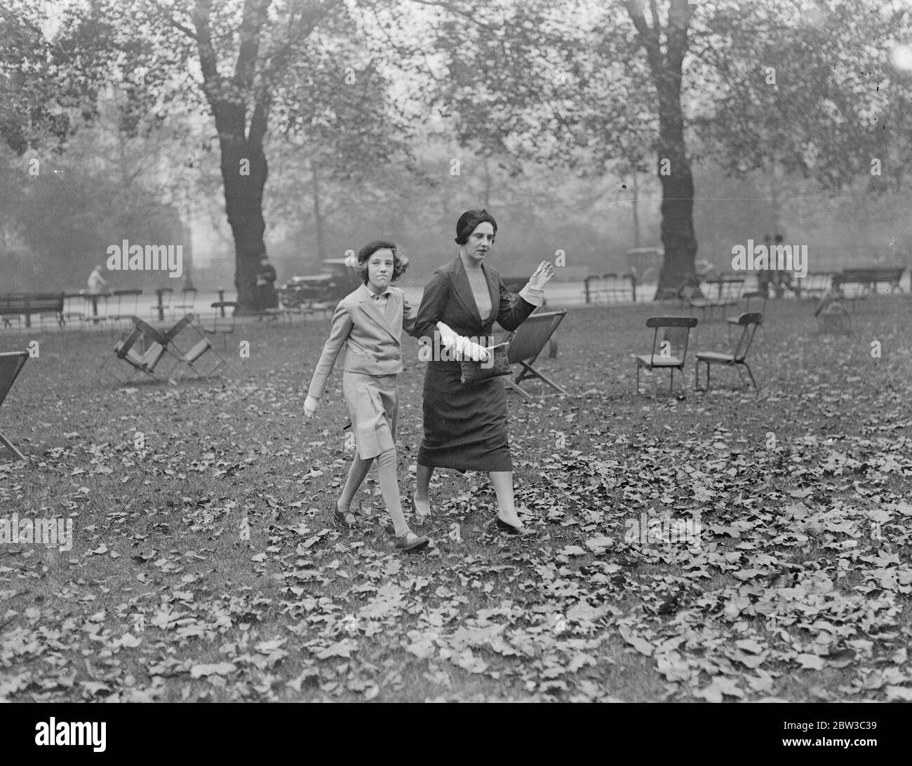 Lady Mary Cambridge , la demoiselle royale lors du prochain mariage du duc de Kent et de la princesse Marina de Grèce et du Danemark , marche au milieu des feuilles d'automne . 30 octobre 1934 Banque D'Images