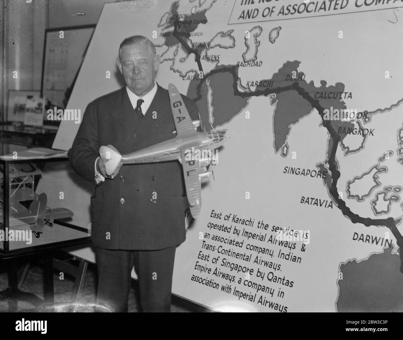 Sir Eric Gorden , président d'Imperial Airways , montre le modèle du nouvel avion . 5 novembre 1934 Banque D'Images