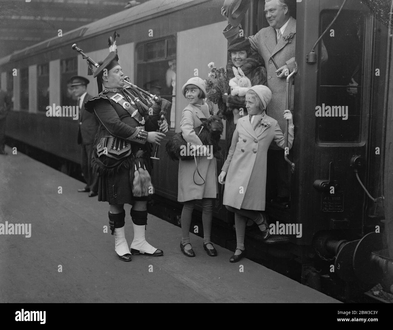 Nigel Bruce , l' acteur , étant canié à la gare de Waterloo , Londres . 31 octobre 1934 Banque D'Images