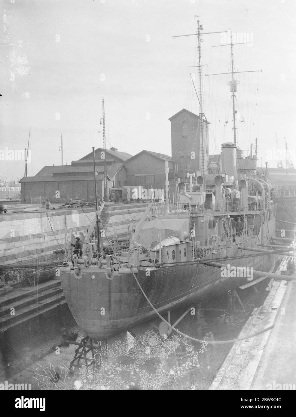 HMS Harrier , le nouveau minesweeper britannique de la classe Halcyon , presque achevé sur le quai sec de Southampton . 30 octobre 1934 Banque D'Images