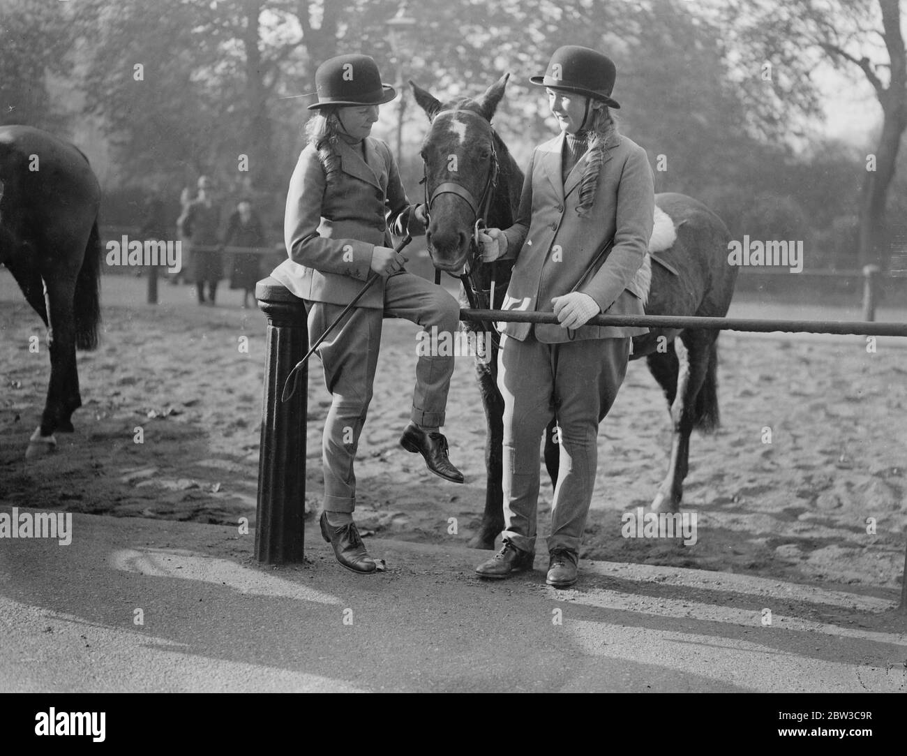 Pat Calvert Harvey et sa sœur Daphne avec leur poney à Rotten Row . 3 novembre 1934 Banque D'Images