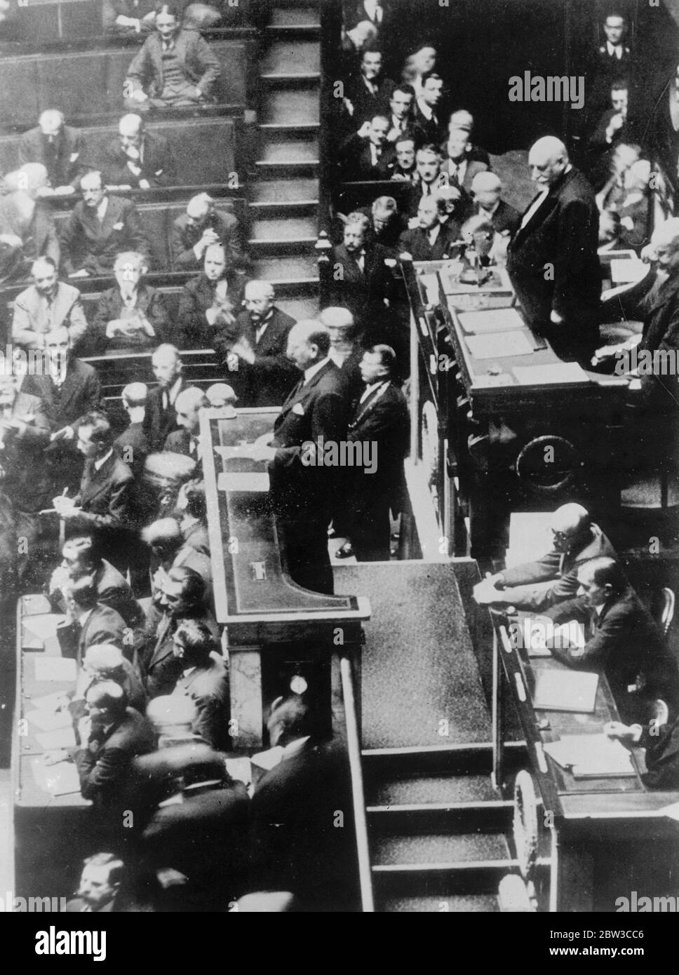 Pierre Flandin lisant sa déclaration à la Chambre des députés de Paris, France. 1934 Banque D'Images