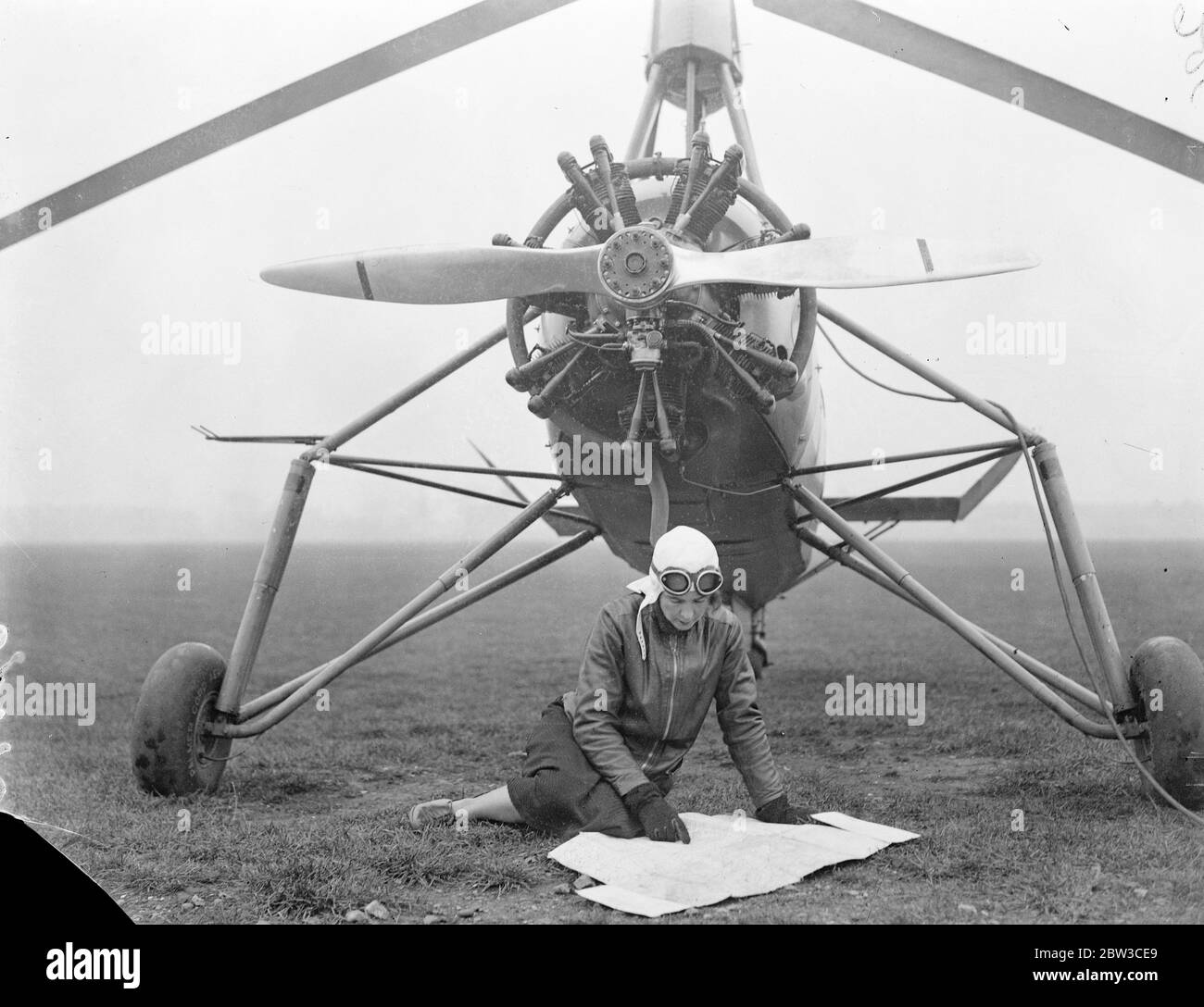 Mme Victor Bruce , les aviateurs solitaires qui tentent le premier vol longue distance du monde dans un autogyro . 19 novembre 1934 Banque D'Images