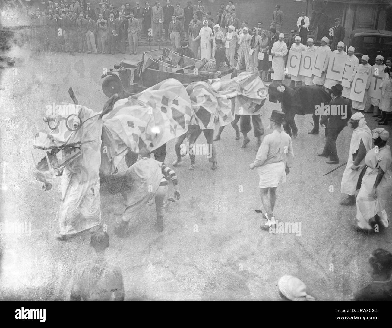 Kings College étudiants pendant la semaine de ' Rag ' avec University College dans le Strand , Londres . 23 novembre 1934 Banque D'Images