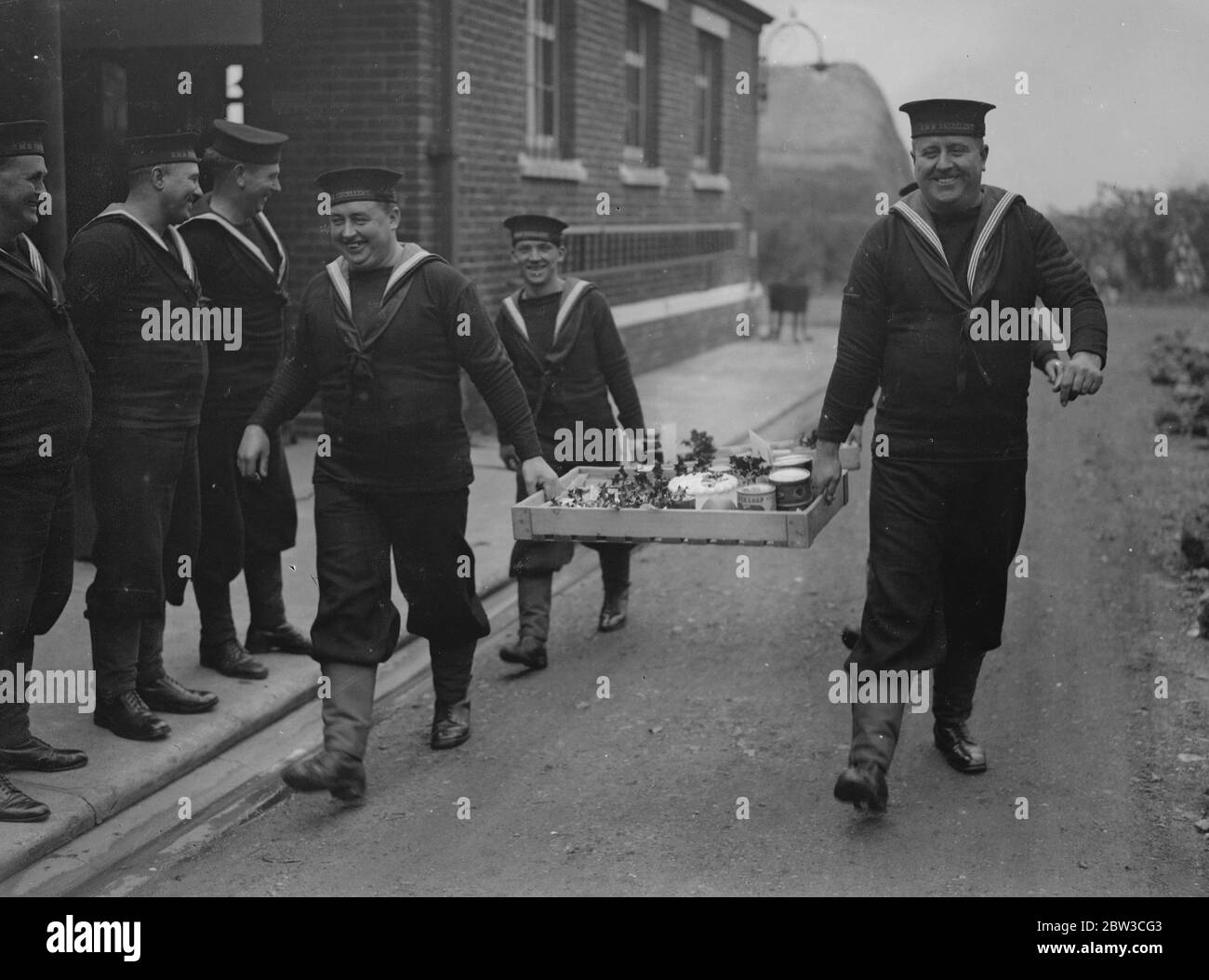 Marins livrant des articles de Noël pour la Marine royale à l'île de Baleine , Portsmouth . 22 novembre 1934 Banque D'Images