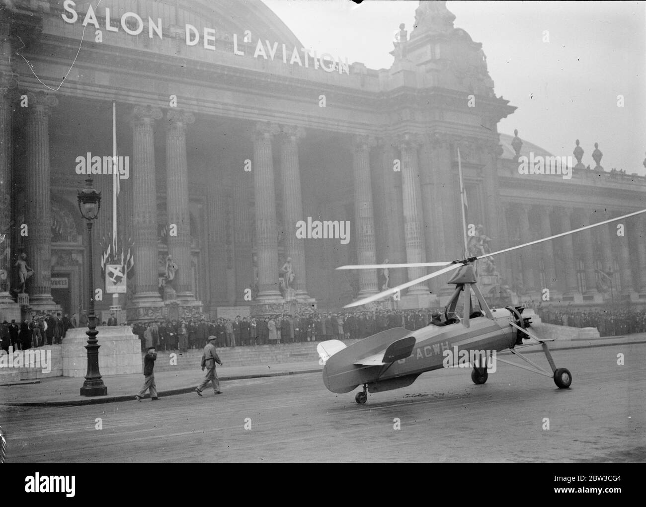 British autogiro atterrit dans la rue Paris à l'extérieur du Grand Palais où se tient le 14ème salon de l'Aviation . 23 novembre 1934 Banque D'Images