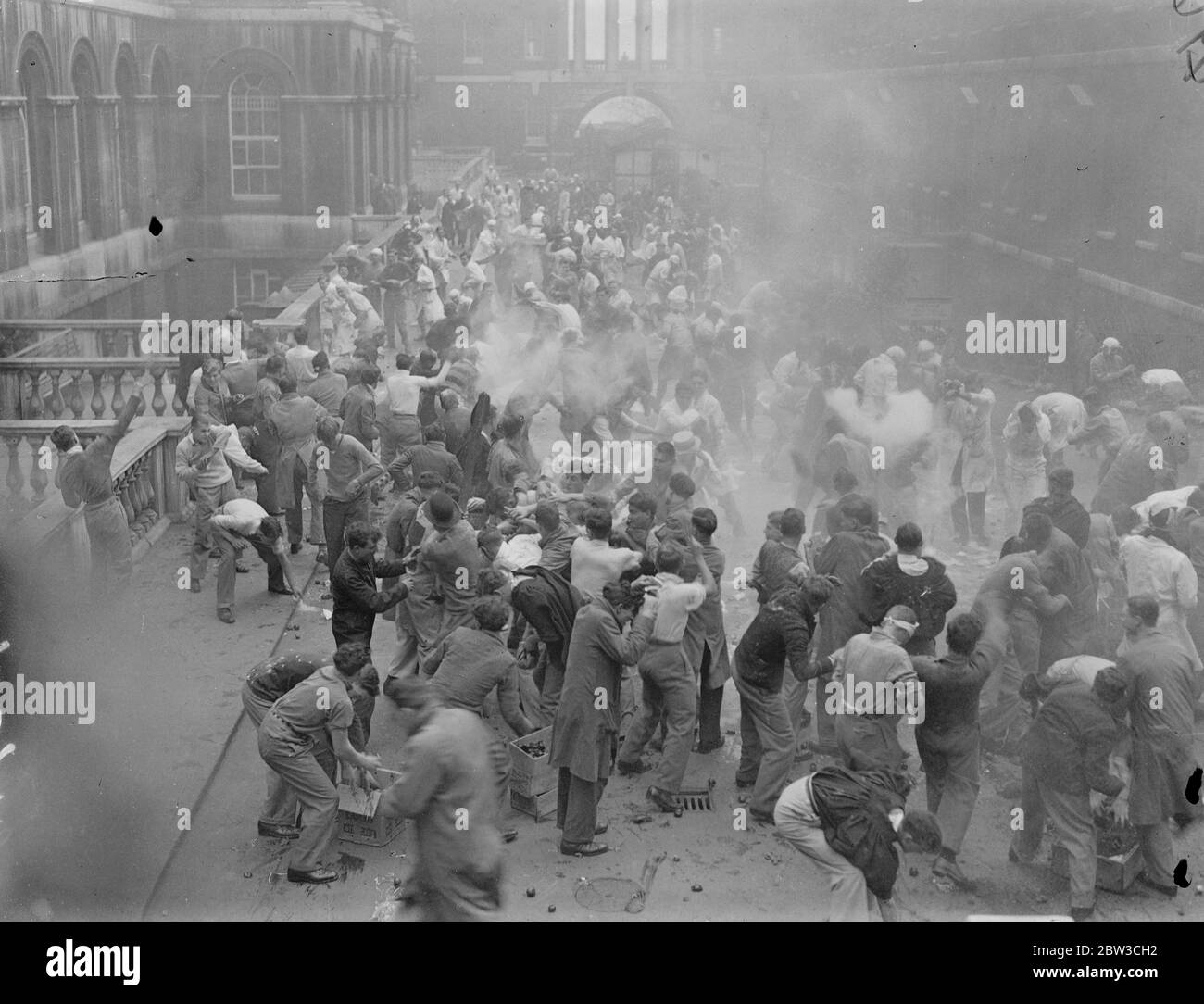 Kings College étudiants pendant la semaine de ' Rag ' avec University College dans le Strand , Londres . Combat fictif . 23 novembre 1934 Banque D'Images