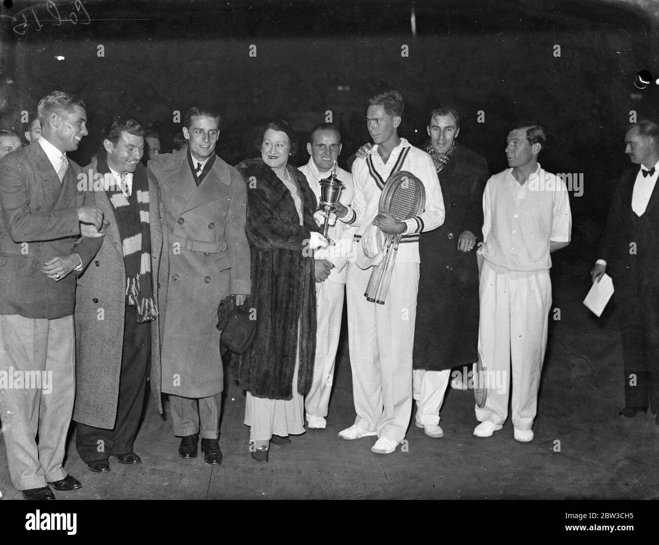 Le joueur américain de tennis , Henry Ellsworth Vines remporte le championnat du monde professionnel à Wembley en battant son homologue américain , Bill Tilden . 24 novembre 1934 Banque D'Images