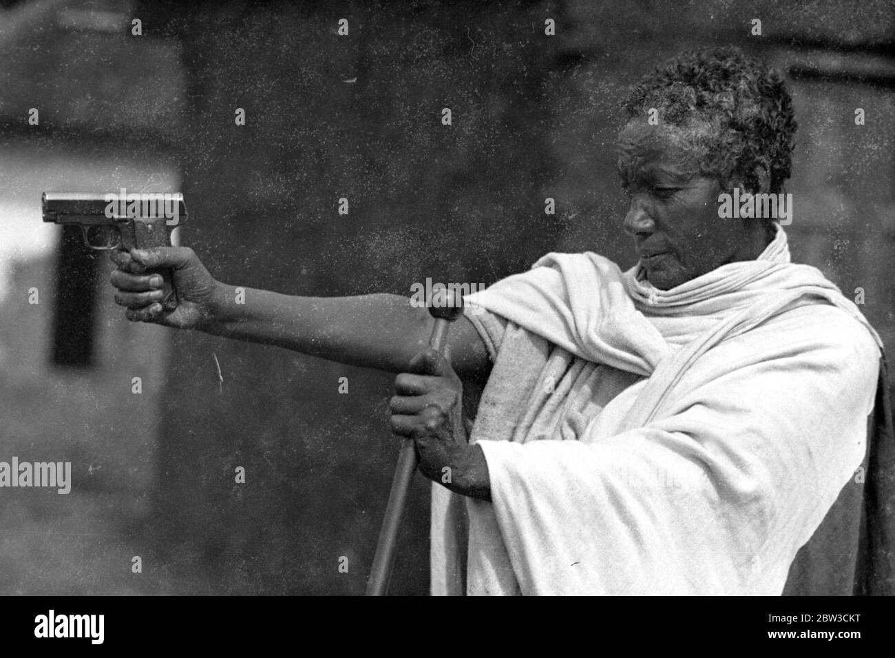 Abyssinienne femme de 60 qui a tué 50 Italiens à Adowa se battra à nouveau . Farlenekh , et la vieille femme Abyssinienne qui a combattu dans la bataille d'Adowa et a vu l'Italie battue de façon cruelle il y a 40 ans , a demandé à l'empereur haile Selassie une mule et un fusil pour qu'elle puisse à nouveau combattre les Italiens dans l' Ogaden . 26 septembre 1935 Banque D'Images