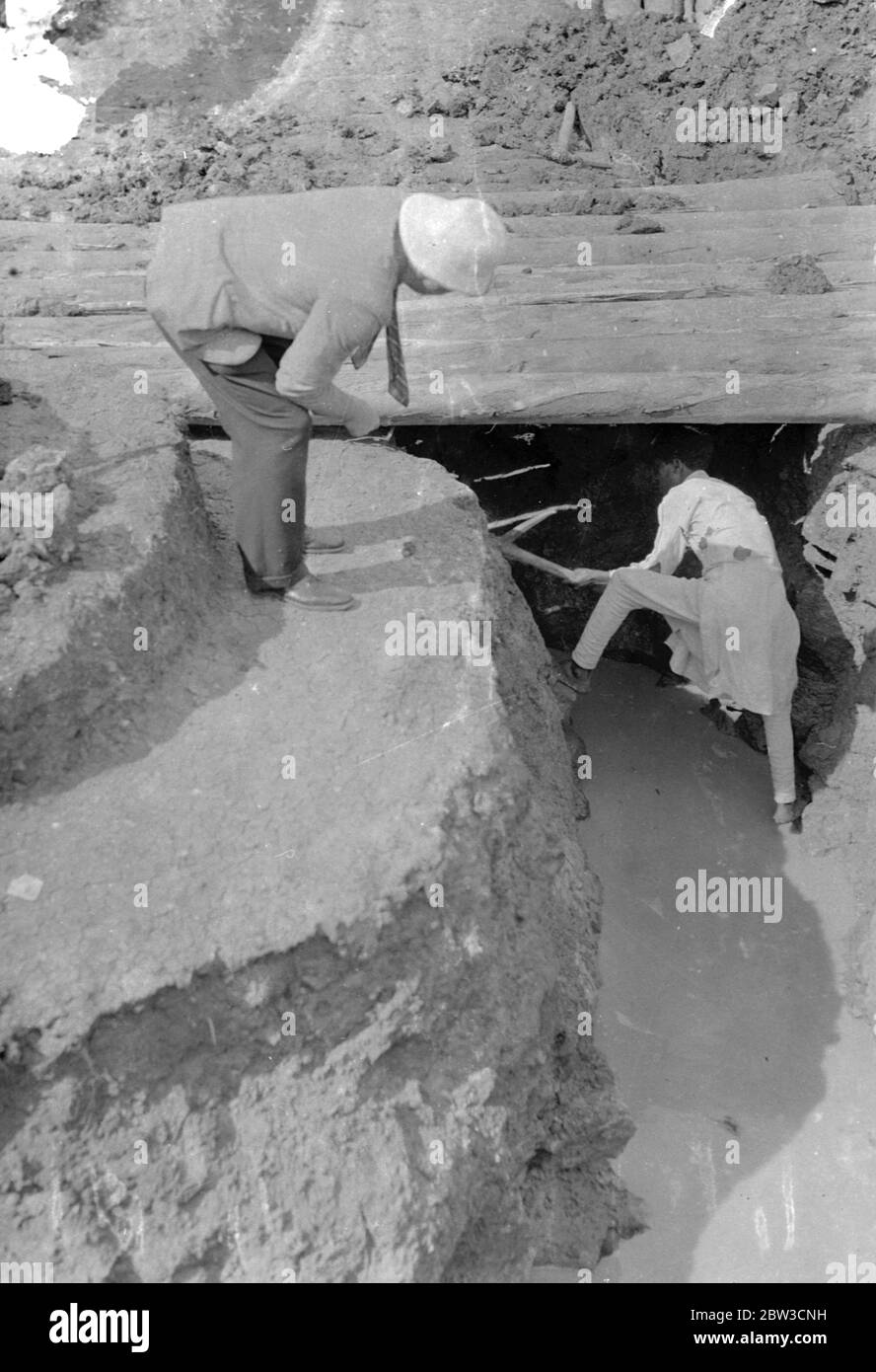 Grand abri à l'épreuve des bombes construit autour de la station de radio d'Addis-Abeba . Un ouvrier natif travaillant dans le refuge de protection contre les bombes sous supervision européenne . 24 septembre 1935 Banque D'Images