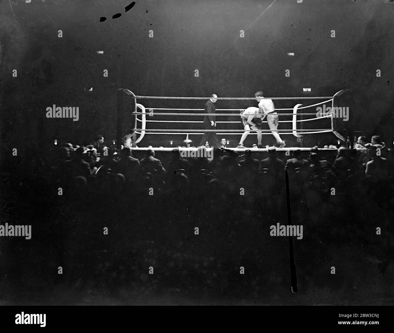 Une vue sur le ring du concours de boxe poids lourd entre Len Harvey et l'Allemand, Walter Neusel au stade Wembley , Londres . 27 novembre 1934 Banque D'Images