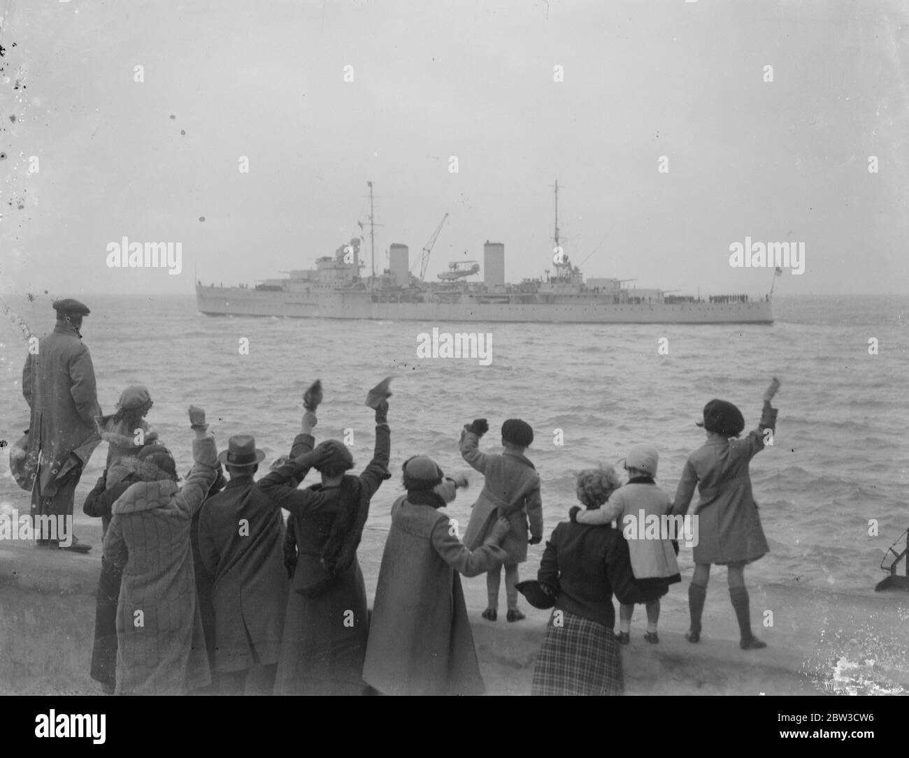 Le nouveau croiseur australien quitte Portsmouth pour prendre la commision . Photos , H M A S Sydney en quittant Portsmouth . 30 octobre 1935 Banque D'Images