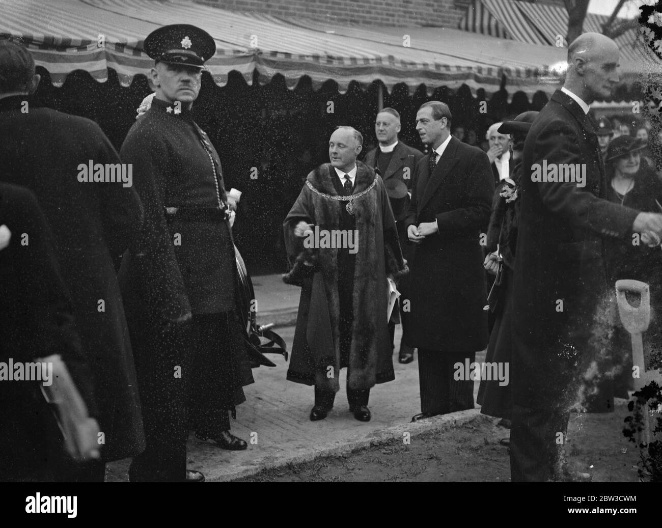 Le duc de Kent ouvre un nouveau domaine de logement . Le duc de Kent a ouvert le Hampstead Council , Westcroft Housing Estate à Lichfield Road , Cricklewood . Photos , le duc de Kent en visite dans le domaine avec le maire de Hampstead . 29 octobre 1935 Banque D'Images