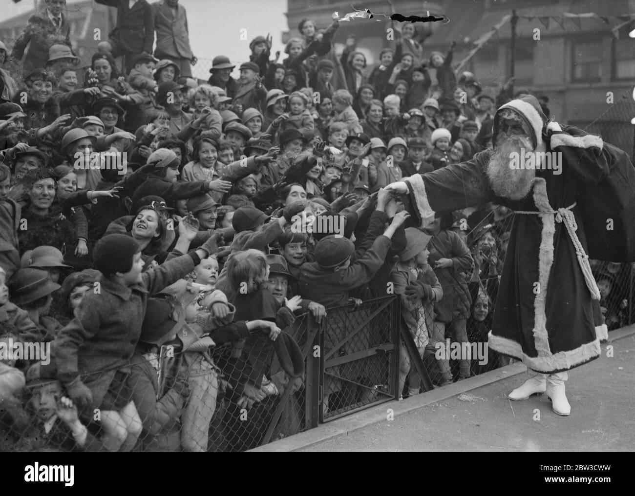 Père Noël arrive à Oxford Street , Londres . Père Noël distribution de jouets après son arrivée . 28 octobre 1935 Banque D'Images