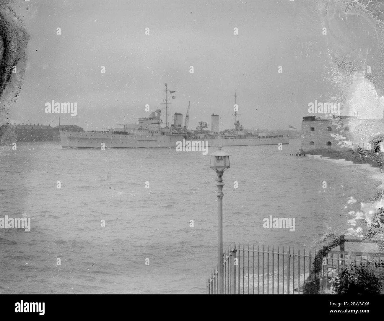 Le nouveau croiseur australien quitte Porstmouth pour prendre la commision . Photos , H M A S Sydney en quittant Portsmouth . 30 octobre 1935 Banque D'Images