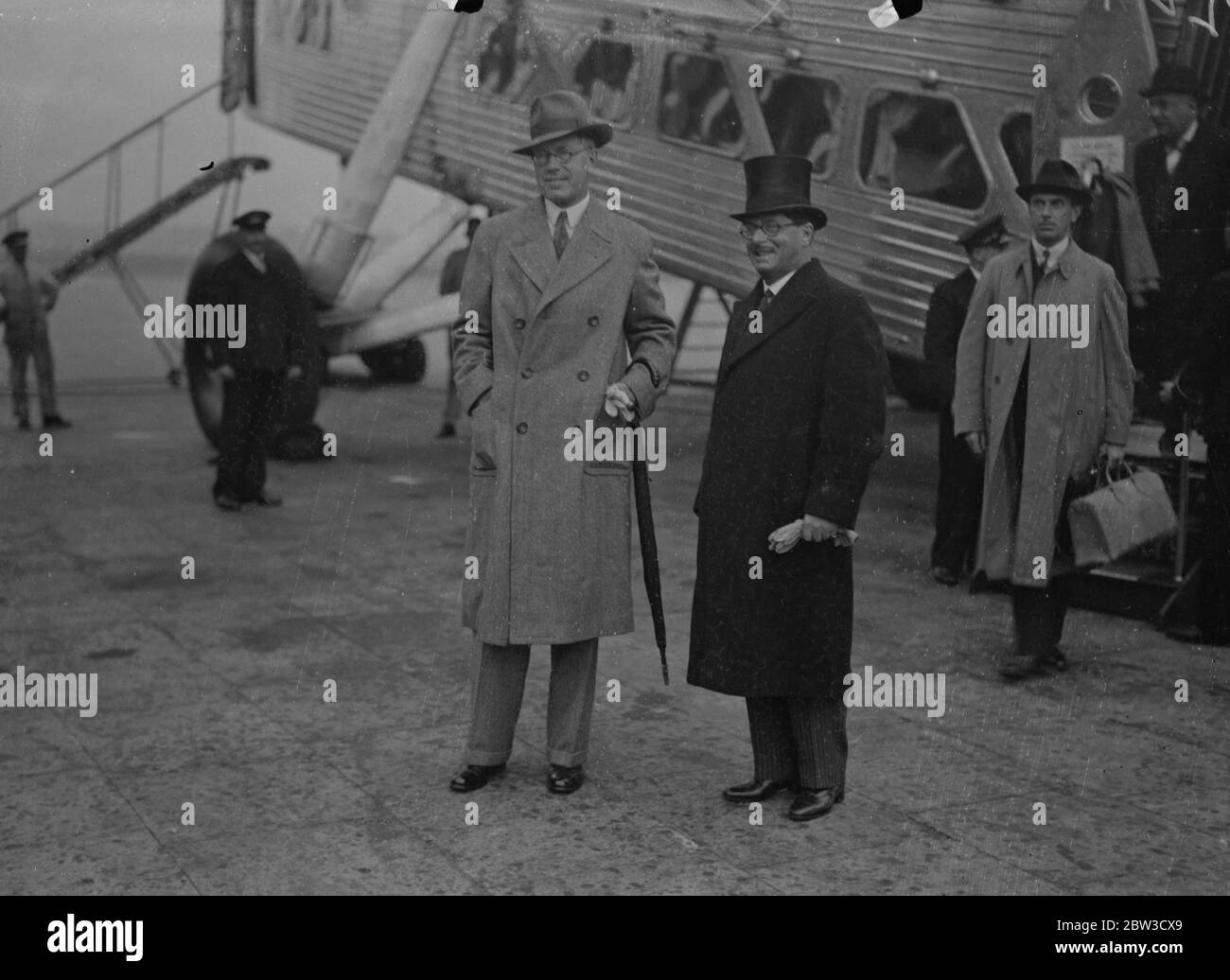 Le Prince héritier de Suède arrive par avion . Le prince héritier Gustaf Adolf avec le ministre suédois , le baron Palmetierns , à l'arrivée à Croydon . 29 octobre 1935 Banque D'Images