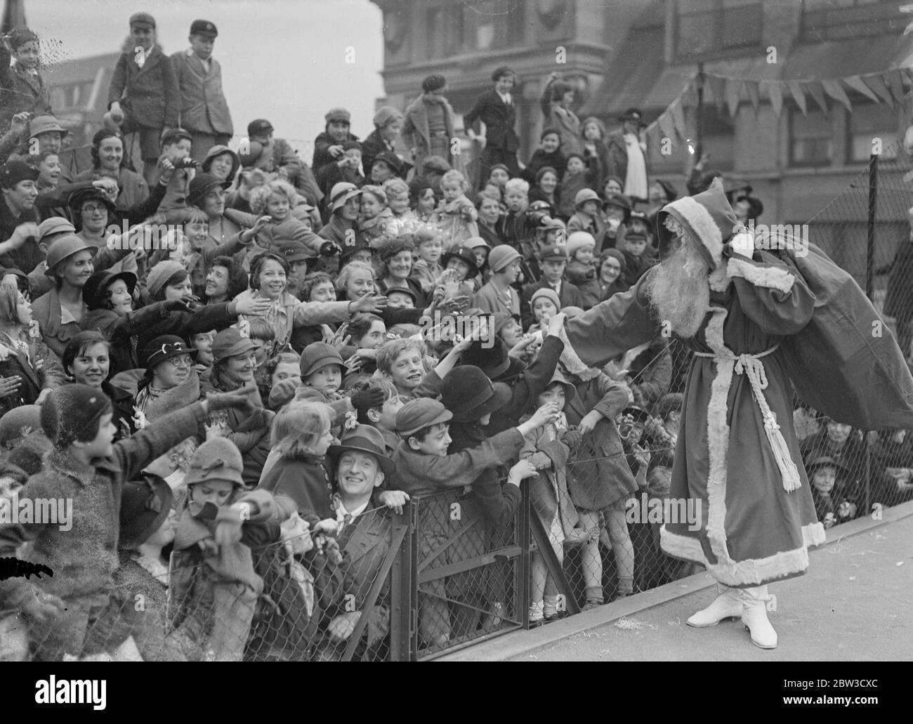 Père Noël arrive à Oxford Street , Londres . Père Noël distribution de jouets après son arrivée . 28 octobre 1935 Banque D'Images