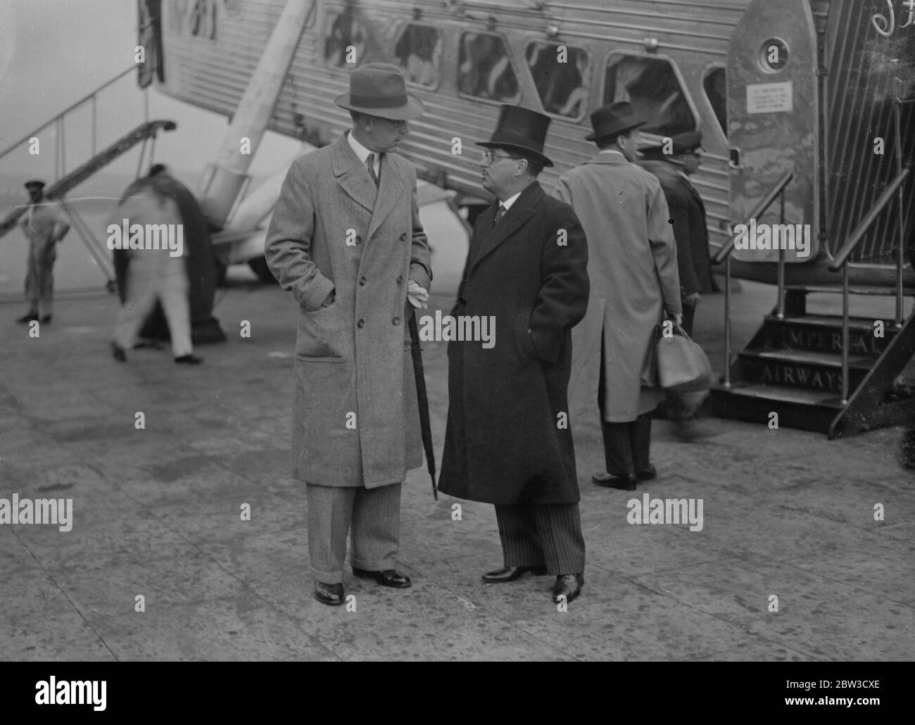 Le Prince héritier de Suède arrive par avion . Le prince héritier Gustaf Adolf avec le ministre suédois , le baron Palmetierns , à l'arrivée à Croydon . 29 octobre 1935 Banque D'Images