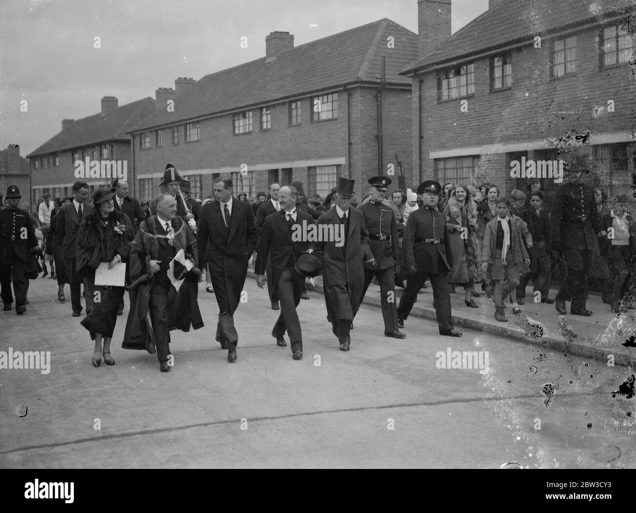 Le duc de Kent ouvre un nouveau domaine de logement . Le duc de Kent a ouvert le Hampstead Council , Westcroft Housing Estate à Lichfield Road , Cricklewood . Photos , le duc de Kent en visite dans le domaine avec le maire de Hampstead . 29 octobre 1935 Banque D'Images