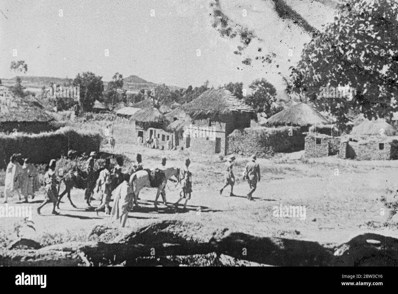 Abyssiniens rejoignent les Italiens à Adigrat . Ces photos ont été faites dans le secteur Adigrat du front italien du nord. Scène de la prochaine grande ' poussée ' dans le terriotory Abyssinien , par le photographe du personnel Bay Bousseau . Photos , troupes italiennes et soldats autochtones , qui ont rejoint les forces italiennes , à Adigrat . Octobre 1935 Banque D'Images