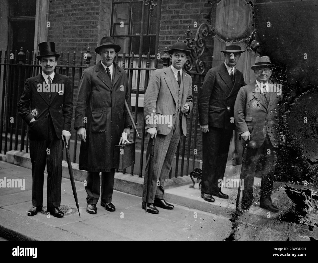 M. L S Amery dirige le déposition sur la sanction à M. Baldwin . Le Lt hon L S Amery ( à droite ) avec le deputation au 10 Downing Street . 15 octobre 1935 Banque D'Images