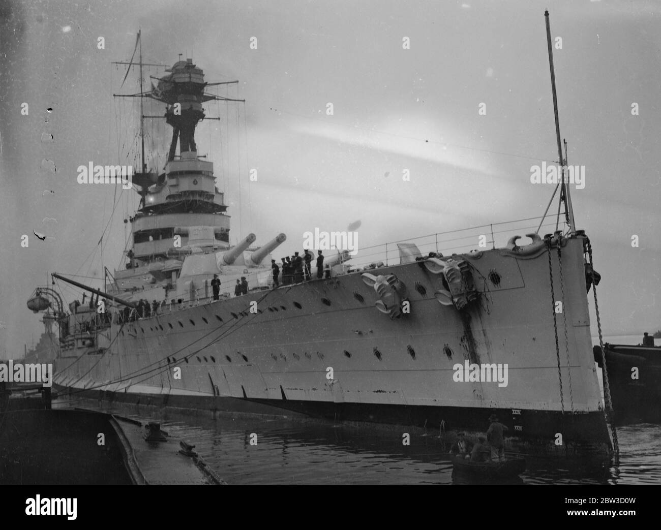 Cuirassé maison de la méditerranée . Les marins passeront noël en Angleterre . Le navire de guerre HMS Resolution (numéro 09 ) de 29 , 150 tonnes est arrivé à Porstmouth d'Alexandrie après avoir terminé plus de deux ans de service sur la station méditerranéenne . Beaucoup de marins d'autres navires de guerre étaient à bord d'elle ainsi que son propre équipage pour qu'ils puissent passer noël à la maison . La résolution bes du HMS a été relevée par le HMS Ramillies ( 07 ), qui est de classe et de tonnage similaires . Photos spectacles , HMS résolution arrivant à Portsmouth . 5 novembre 1935 Banque D'Images