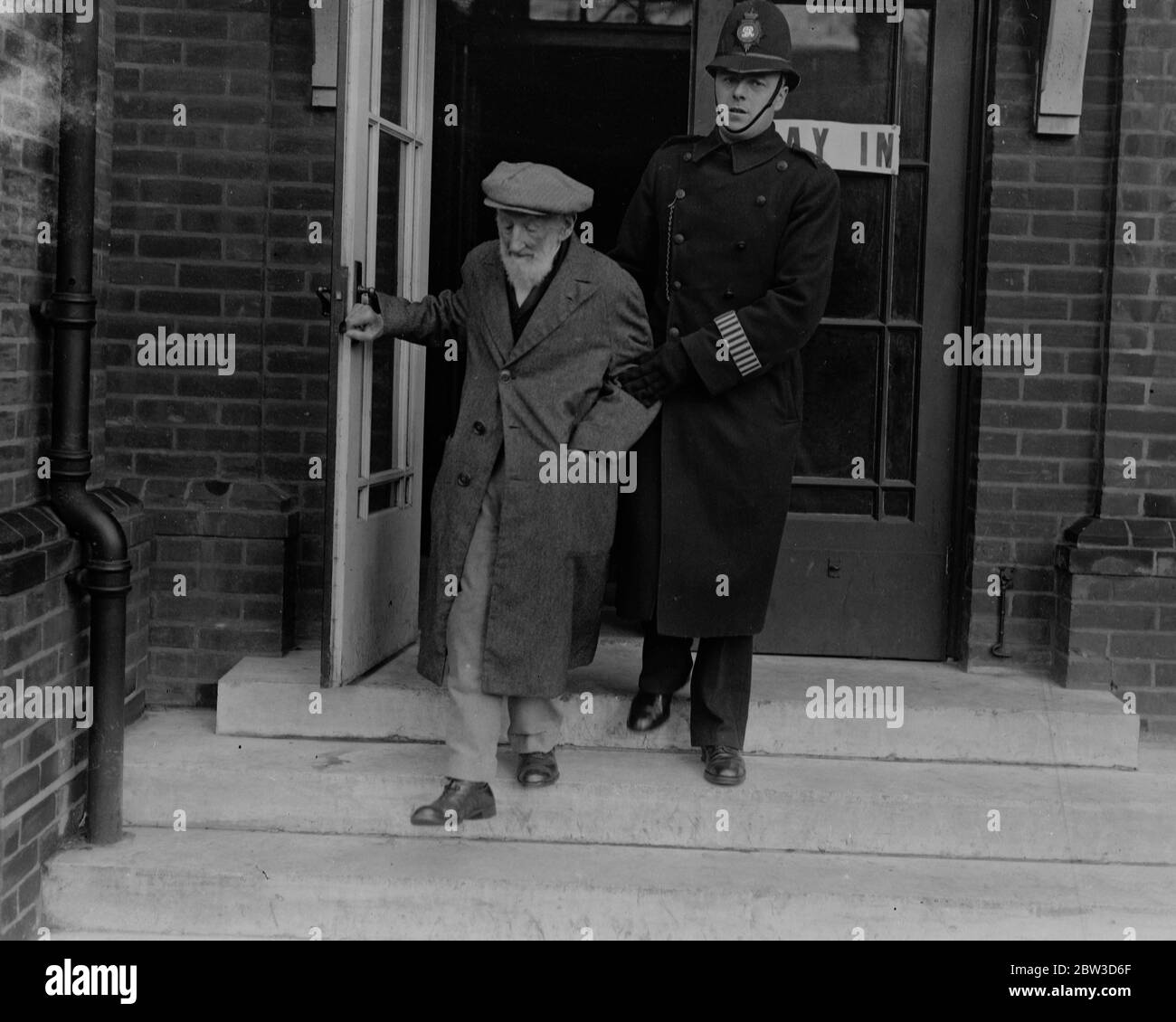 Le plus ancien électeur de Grande-Bretagne marche un mile à l'âge de 103 ans pour voter . M. Frederick Jackson de Sidcup , Kent , qui, à l'âge de 103 ans, est considéré comme le plus ancien électeur de Grande-Bretagne , a marché à 800 mètres jusqu'au kiosque de vote pour enregistrer son vote , puis a marché à nouveau à 800 mètres à la maison . Il a refusé toutes les offres de voitures . 14 novembre 1935 Banque D'Images