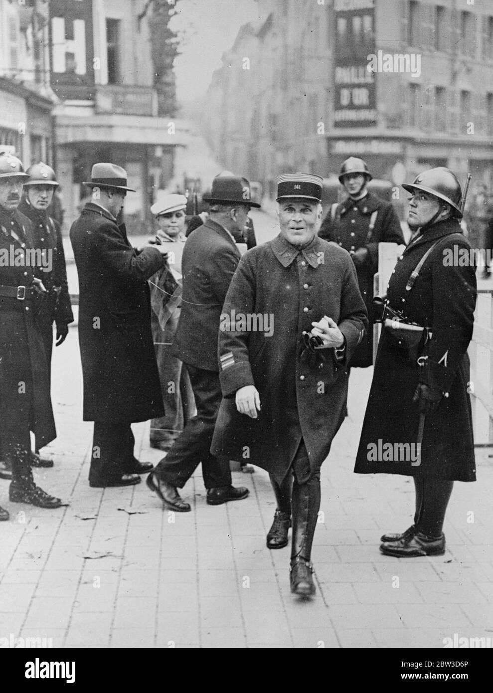 Le colonel qui a frappé l'assassin de Marseille assiste au procès des accusés à Aix . Le colonel Piolet photographié sur son chemin vers la cour d'Aix en Provence . 21 novembre 1935 Banque D'Images
