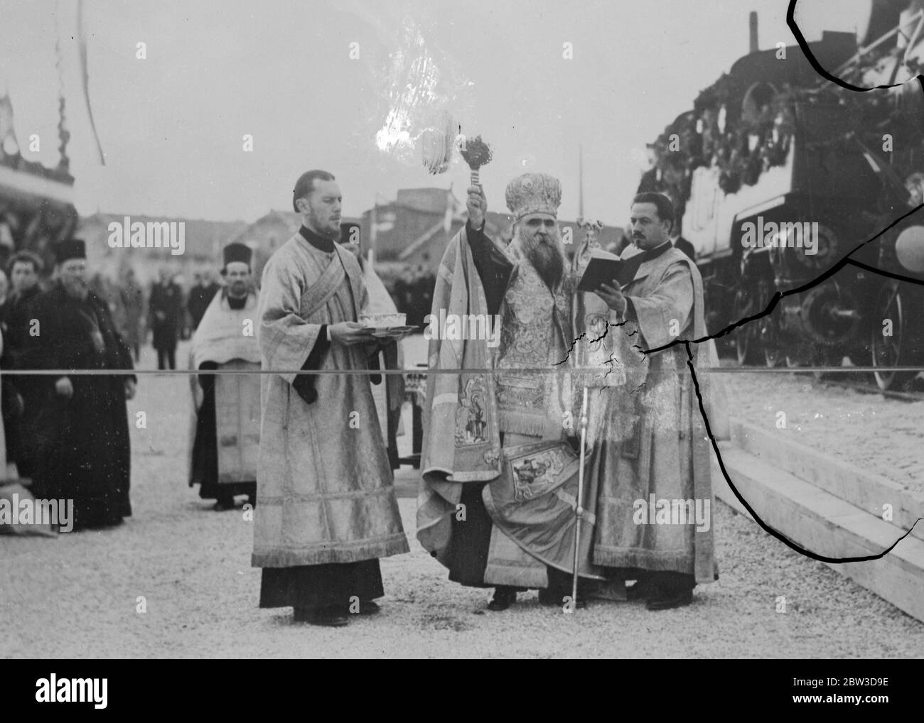 Un nouveau pont de l'autre côté du Danube a ouvert. Le Prince Paul , le Chef Régent de Jugoslavia a ouvert le nouveau pont du Roi Peter II, qui traverse le Danube, entre Belgrade et Pantanvo . Le pont porte une voie ferroviaire et une route . Photos , le Patriarche de l'Église Jugolavian bénédiction du nouveau pont . 13 novembre 1935 Banque D'Images
