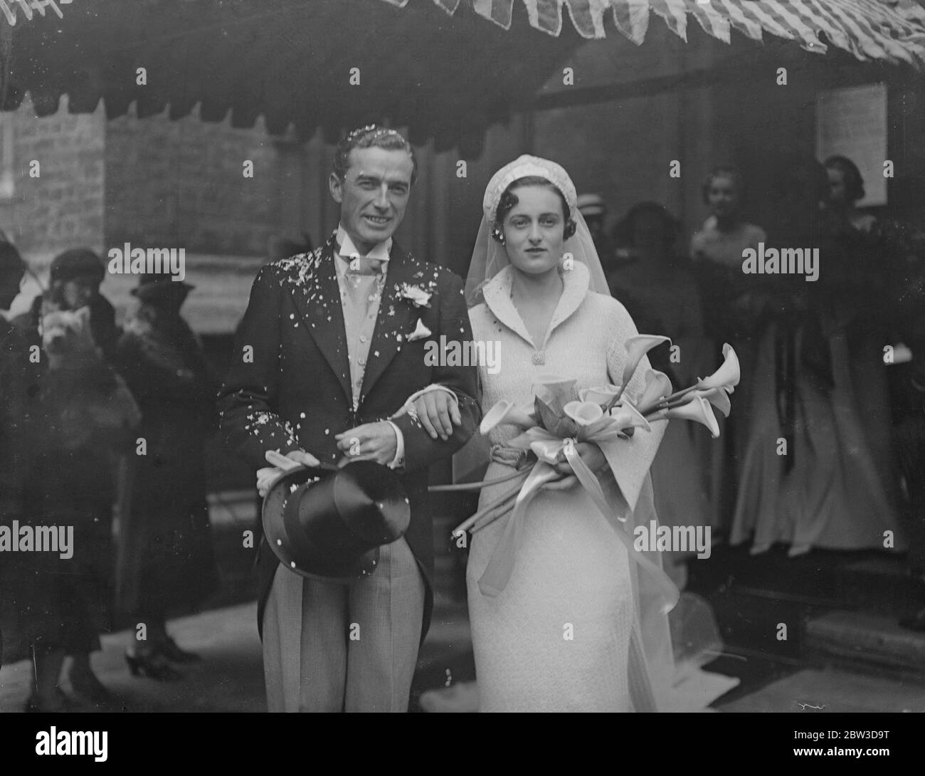 La nièce de Lord Howard de Walden s'est mariée à St Paul , Knightsbridge . Mlle Gonda van Raalts épouse le Dr Erie Saunderson Morrison . 19 novembre 1935 Banque D'Images