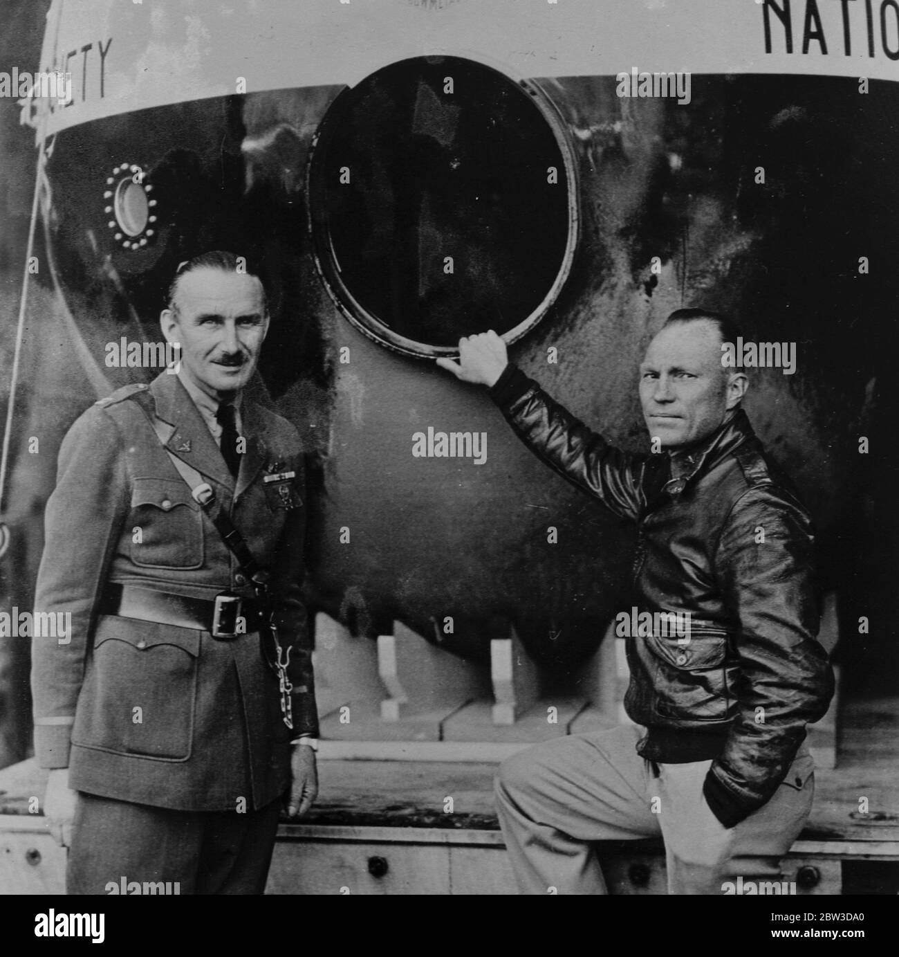 Homme qui a fait l'histoire de l'air en allant jusqu'à quatorze miles dans un ballon . Deux ballonistes américains , le capitaine A W Stevens ( à gauche ) et le capitaine Orvil Anderson ( à droite ) ont atteint une hauteur de 14 miles plus grande que toute tentative précédente . 12 novembre 1935 Banque D'Images