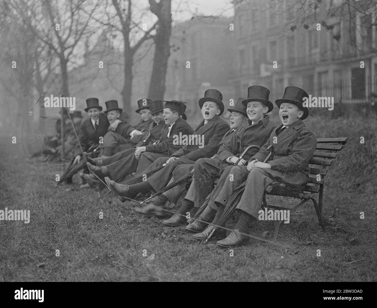 Haut chapeau de football . Westminster School rencontrez des Croisés de l'Armée . 19 novembre 1935 Banque D'Images