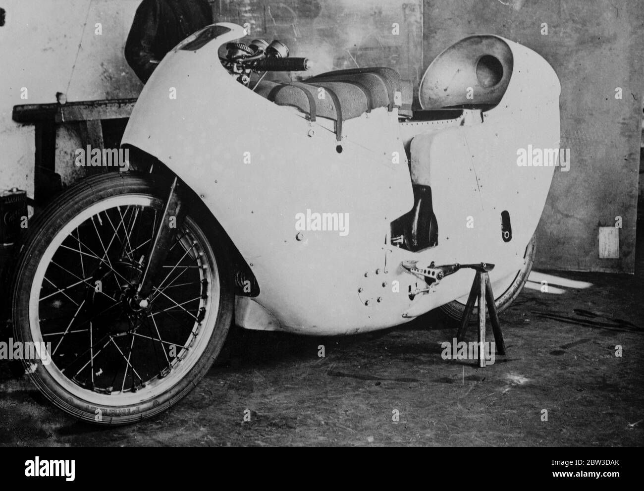 Cycle moteur avec corps profilé pour attaquer record du monde , peut atteindre 157 miles par heure . Un nouveau cycle moteur remarquable qui, à l'exception des roues, est enfermé dans un corps profilé de conception entièrement nouvelle, doit être utilisé pour une tentative sur le record mondial de « kilomètres volants » comme la route automobile de Florence Mare , Italie . Le cycle moteur est le Rondine , construit par la Compagnie nationale d'Aronautical de Rome . Il a quatre cylindres donnant 500 CC et est refroidi par eau . Il a déjà remporté trois championnats . Lors de la tentative d'enregistrement, la machine devrait atteindre une vitesse de 235 kilomètres à l'heure ( ne Banque D'Images
