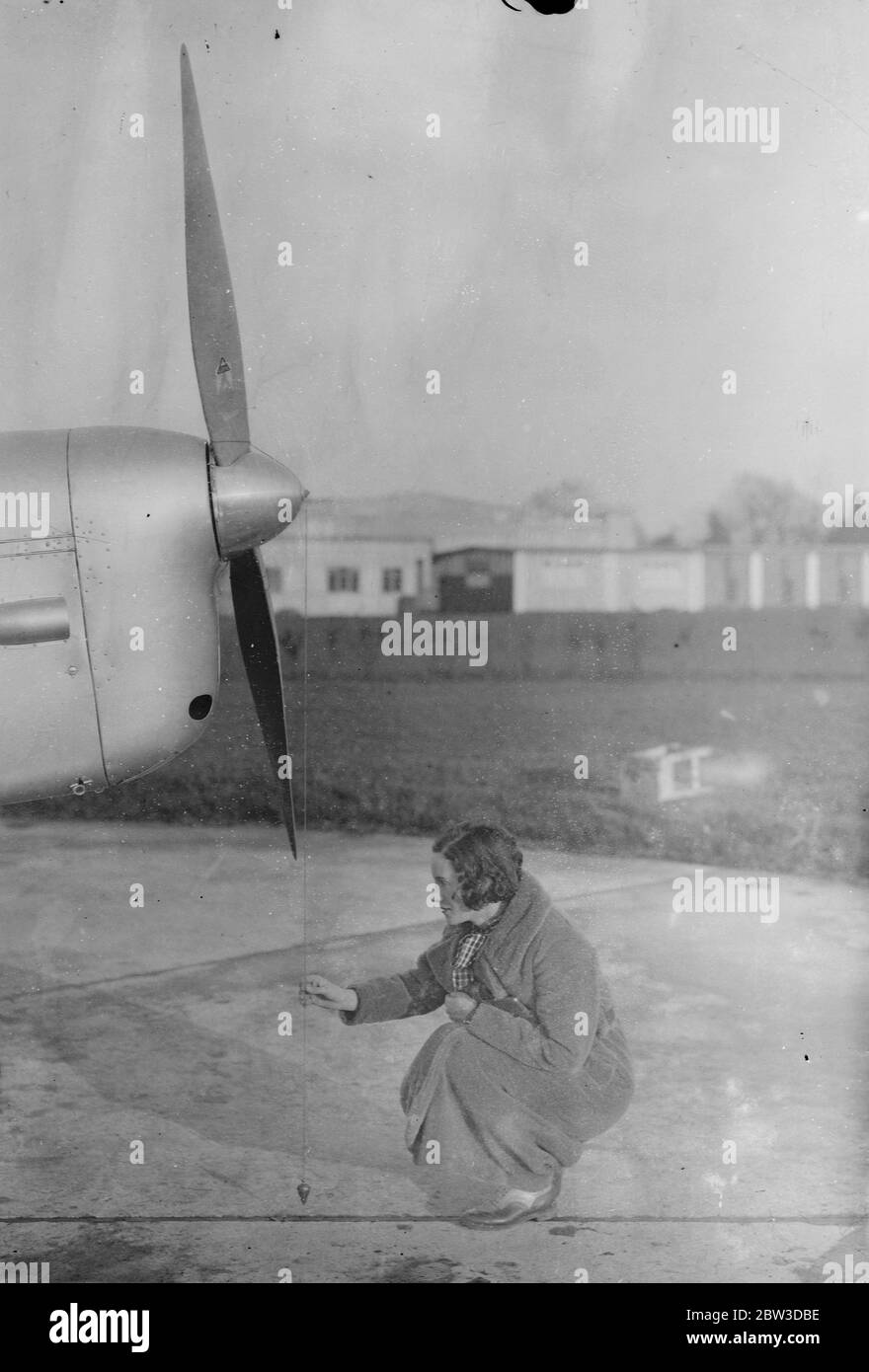 Jean Batten première aviatrice à tenter de traverser l'Atlantique Sud - décollage de Hatfield . Mlle Jean Batten testant son revolver avant de quitter Hatfield . Elle est obligée d'en avoir un par les autorités françaises . 9 novembre 1935 Banque D'Images