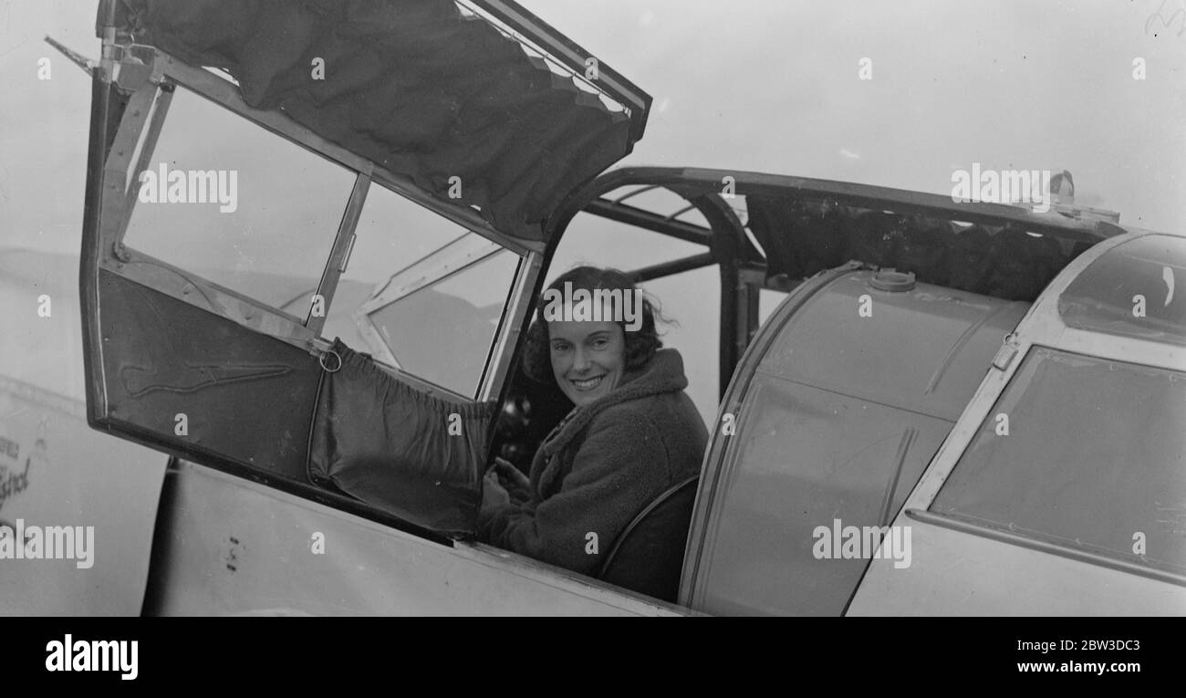 Jean Batten les premières aviateurs à tenter de traverser l'Atlantique Sud , prend le départ de Hatfield . Mlle Jean Batten , les Air femmes néo-zélandaises qui ont volé en Australie en un temps record , a décollé de l'aérodrome de Hatfield pour Lymne , où elle attendra des conditions météorologiques favorables pour un vol vers l'Afrique de l'Ouest , D'où elle fera la première tentative par une femme sur le passage de l'Atlantique Sud . Photos , Jean Batten , qui prend son envolée dans son Gull Percival nommé Jean , à Hatfield . 9 novembre 1935 Banque D'Images