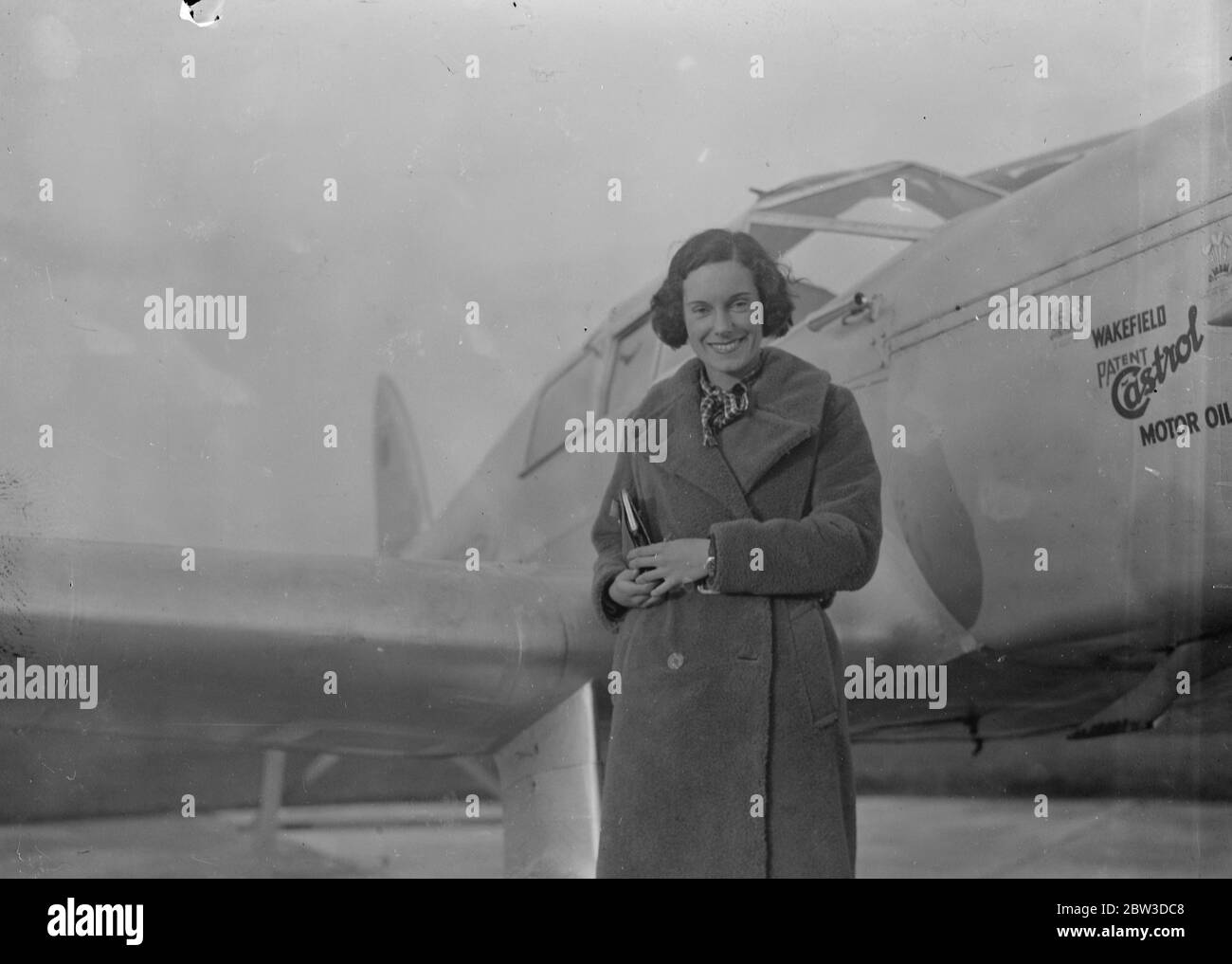 Jean Batten les premières aviateurs à tenter de traverser l'Atlantique Sud , prend le départ de Hatfield . Mlle Jean Batten , les Air femmes néo-zélandaises qui ont volé en Australie en un temps record , a décollé de l'aérodrome de Hatfield pour Lymne , où elle attendra des conditions météorologiques favorables pour un vol vers l'Afrique de l'Ouest , D'où elle fera la première tentative par une femme sur le passage de l'Atlantique Sud . Photos , Jean Batten , qui prend son envolée dans son Gull Percival nommé Jean , à Hatfield . 9 novembre 1935 Banque D'Images