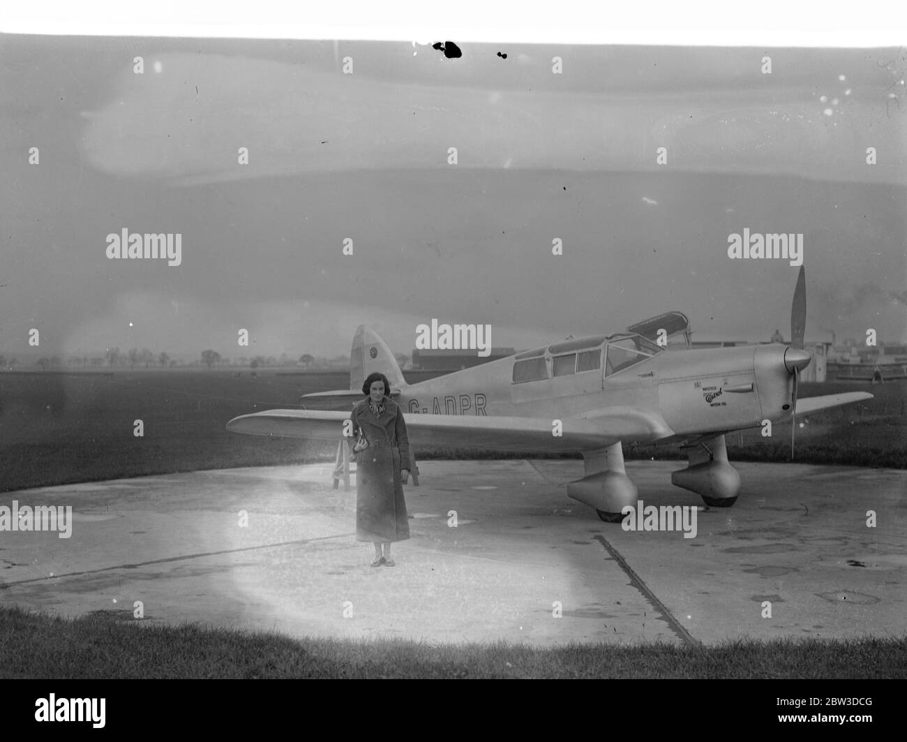 Jean Batten première aviatrice à tenter de traverser l'Atlantique Sud - décollage de Hatfield . Mlle Jean Batten testant son revolver avant de quitter Hatfield . Elle est obligée d'en avoir un par les autorités françaises . 9 novembre 1935 Banque D'Images