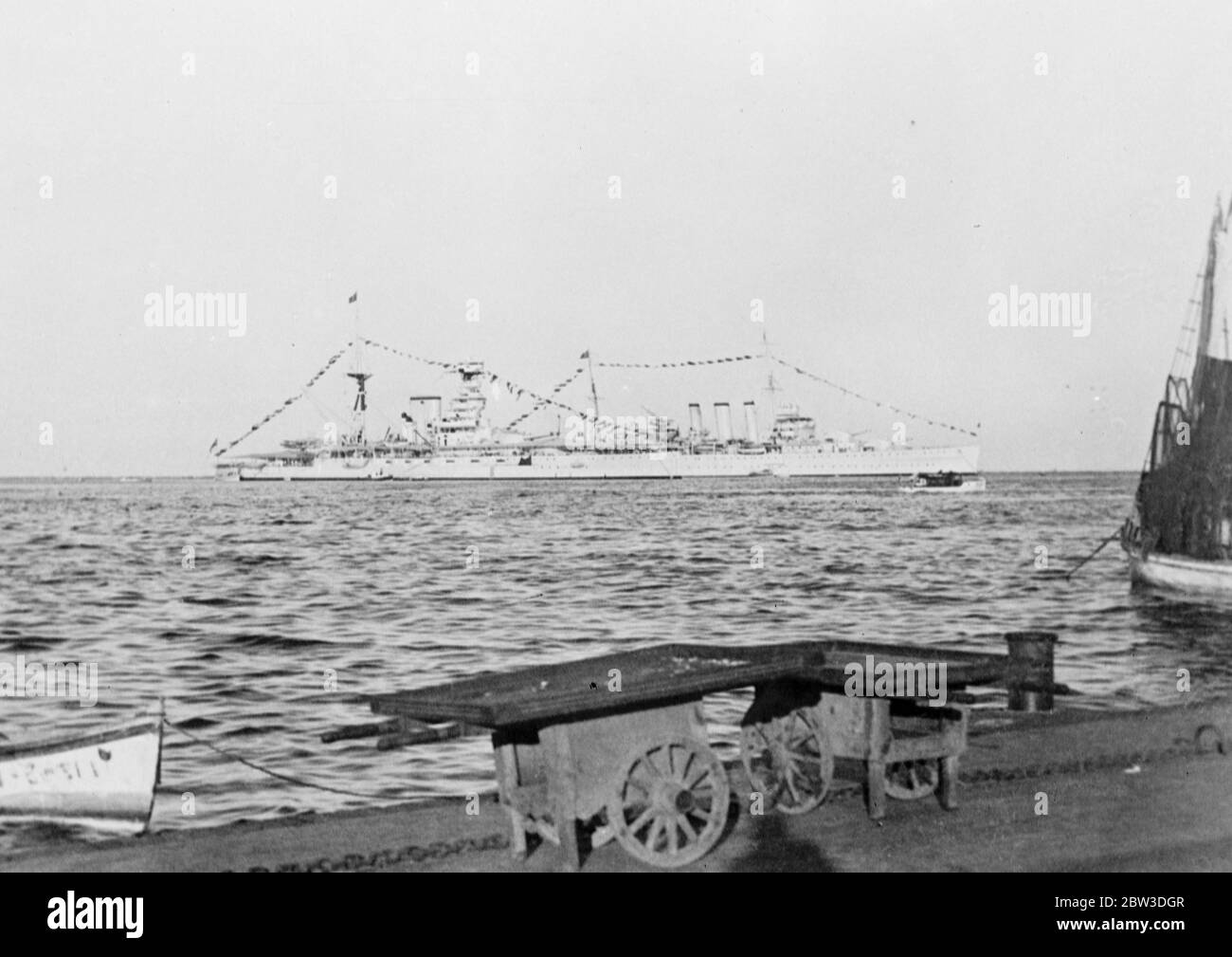 Navires de guerre britanniques dans le canal de Suez décorés en l'honneur du roi Fuad . HMS Sussex ( à gauche ) et HMS Behram décorés en l'honneur du roi Fuad à Port Saïd dans le canal de Suez . 18 octobre 1935 Banque D'Images