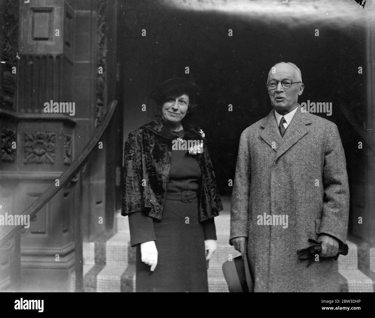 Le général William Lassiter épouse Mme Jeannette Fallen Johnson au bureau du registre de Caxton Hall , Londres . 5 octobre 1935 Banque D'Images