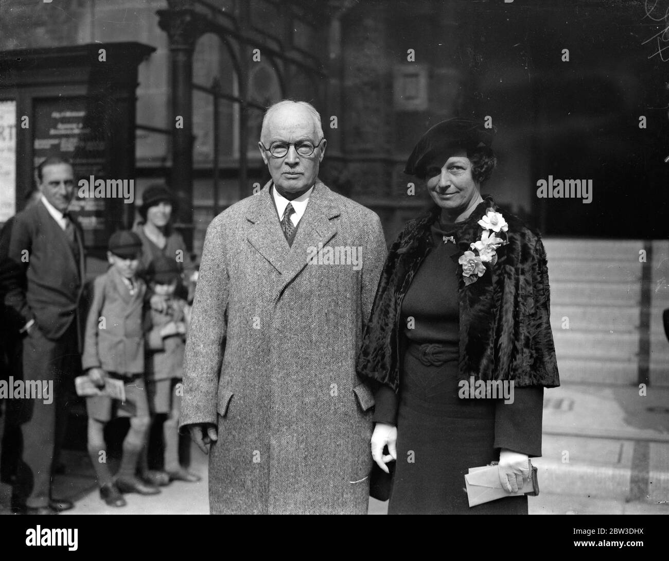 Le général William Lassiter épouse Mme Jeannette Fallen Johnson au bureau du registre de Caxton Hall , Londres . 5 octobre 1935 Banque D'Images